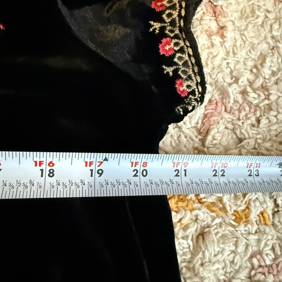 Johnny Was medium Black Velvet Cap Sleeve Embroidered V-Neck Boho Blouse Top - Picture 5 of 6